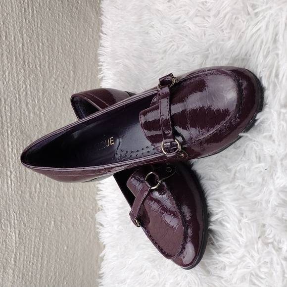 Classique Purple Lizard Faux Patent Leather Slip On Low Heel Loafer Shoe - Picture 1 of 15